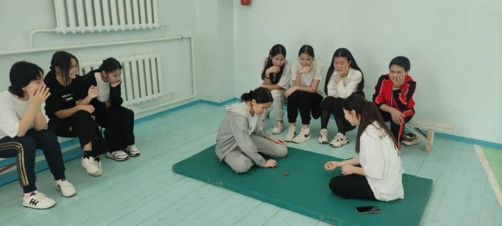 Бес тас ойыны